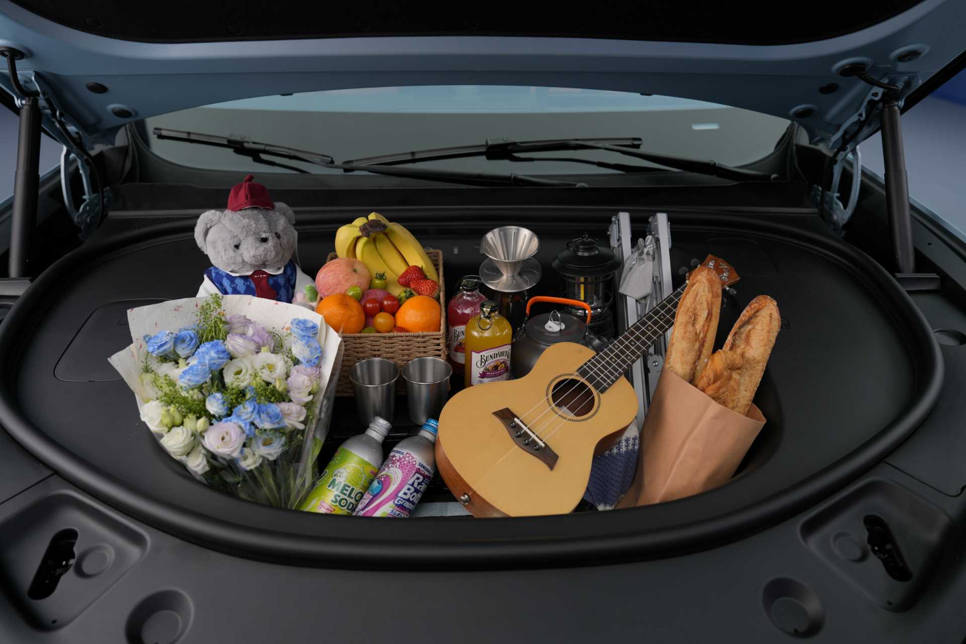 余承东现场展示问界M6前备箱空间问界M6今天正式上市了，截至4月17日预售订单就