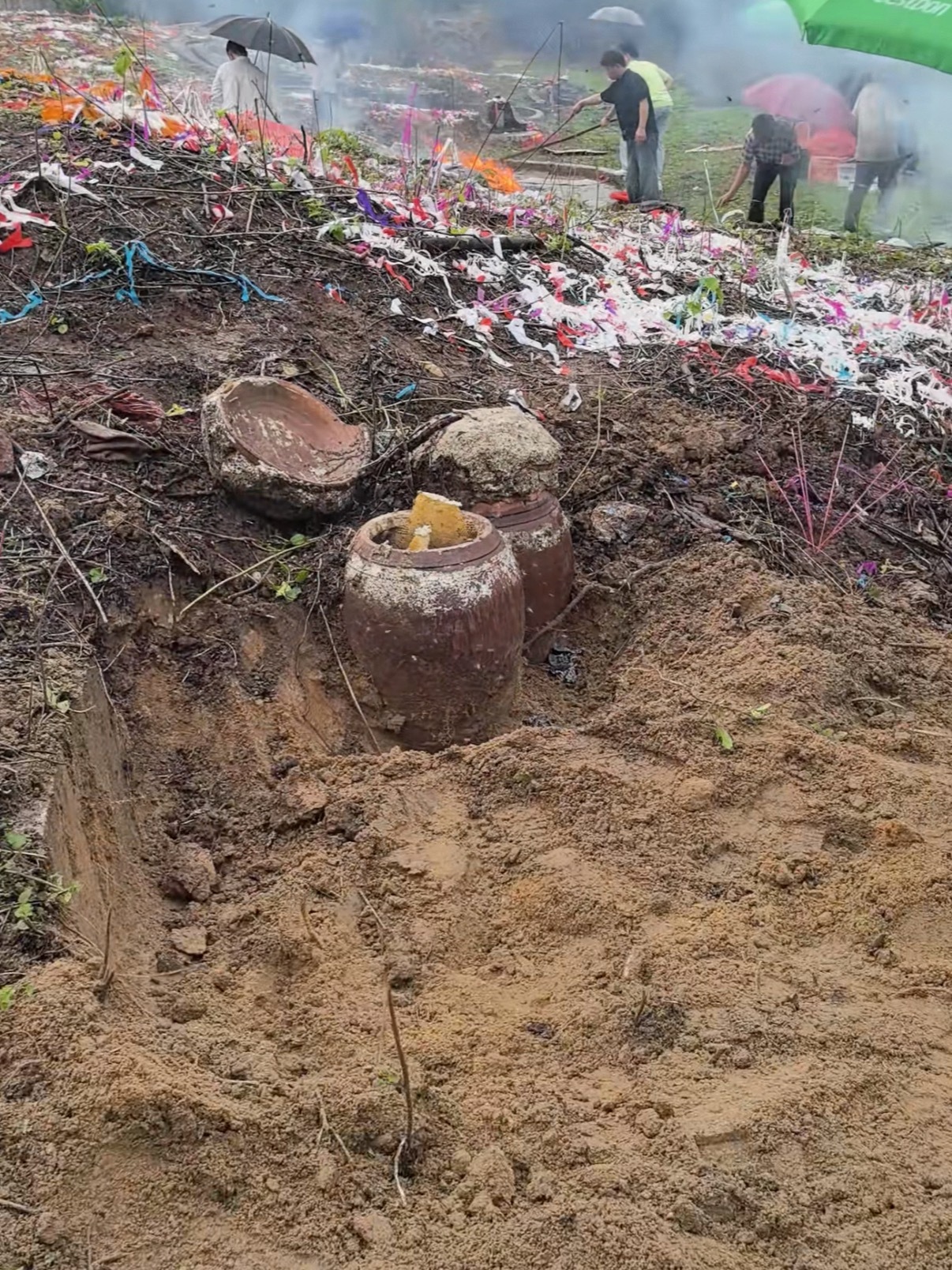 刚刷到网友祭祖时，发现太公骨灰坛里有蜂蜜，几个人现场吃起来了，真是“巴山楚水凄凉