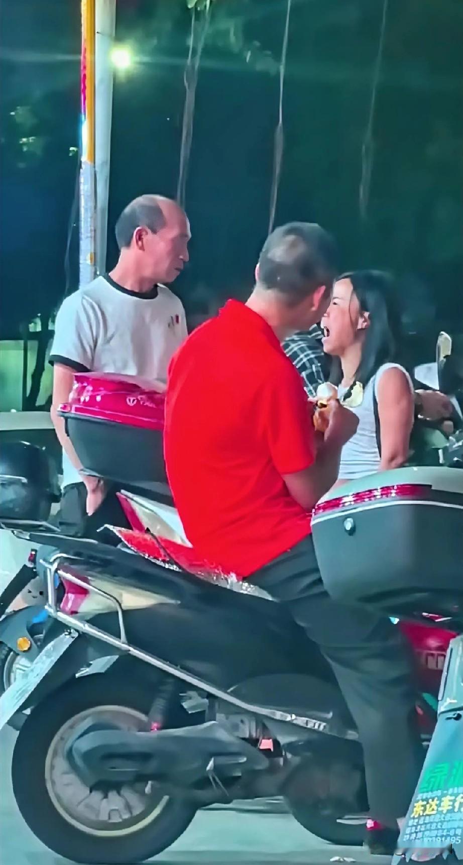 一个爱玩，一个玩不起，这不是东门直播的网红蝴蝶吗？这男的就是榜一大哥，他的儿子是