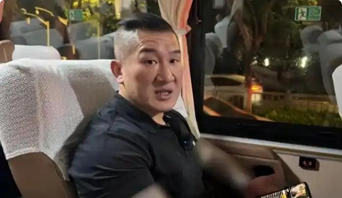 岛内网红“馆长”在直播里直言，以后不会再组织大陆自由行相关行程。每次带队去大陆一