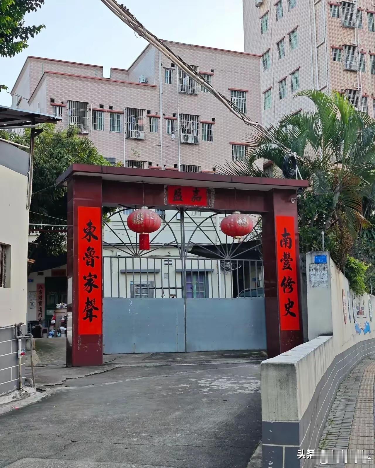 能帮我翻译一下这幅对联吗？我隔壁的院子，十多年了，每年他们家都始终是这十个字。短