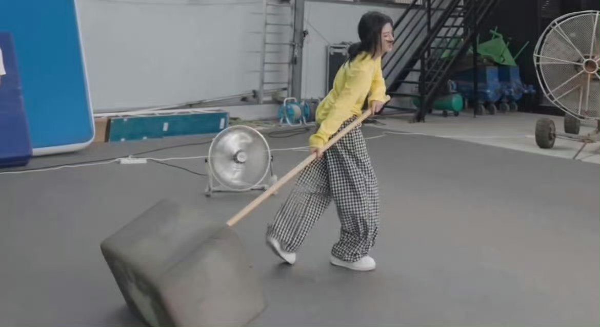 截然不同哈哈哈 我们阿黛好命苦 ​小鞠太小了吧 ​​​