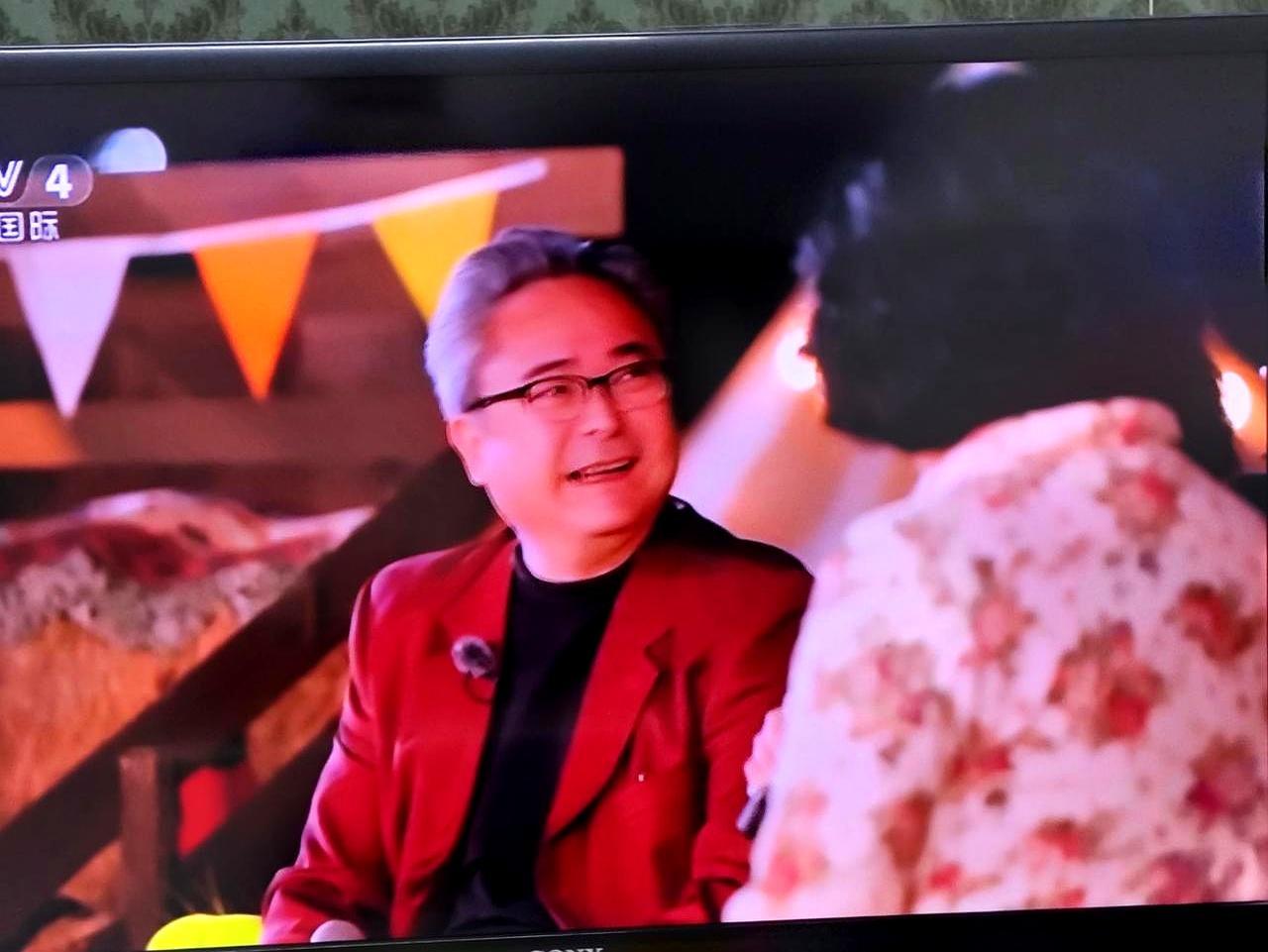 打开电视，当年那个浓眉大眼的小英雄潘冬子，现在成了63岁、头发花白的老祝。他一笑