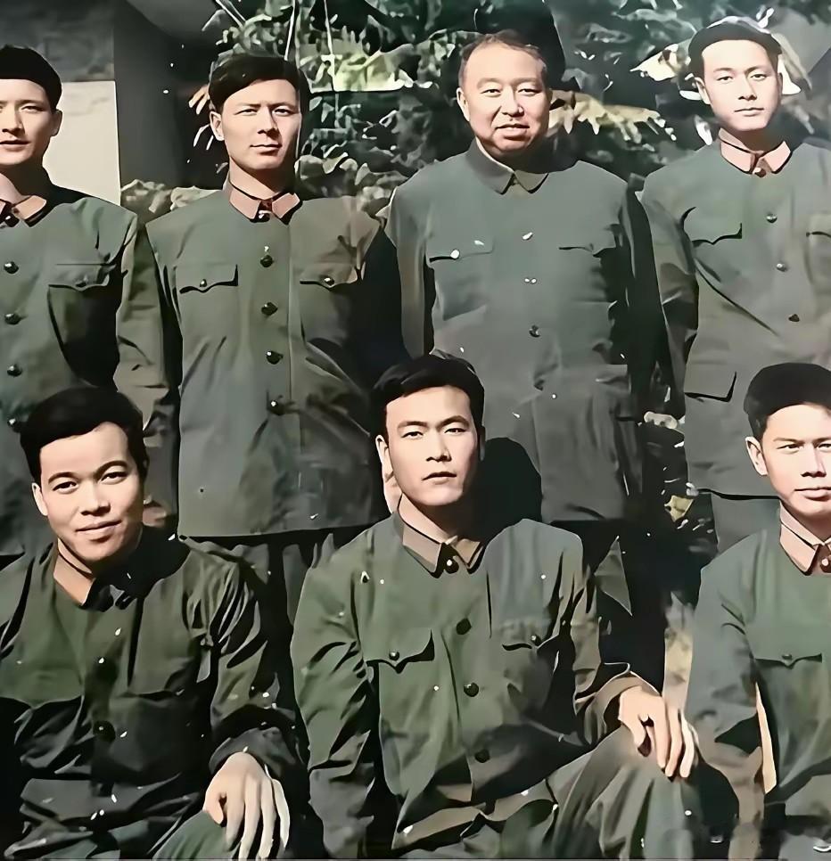 看到华老上世纪80年代和警卫人员的合影真是感慨万千。

华老一直是我最敬佩的革命