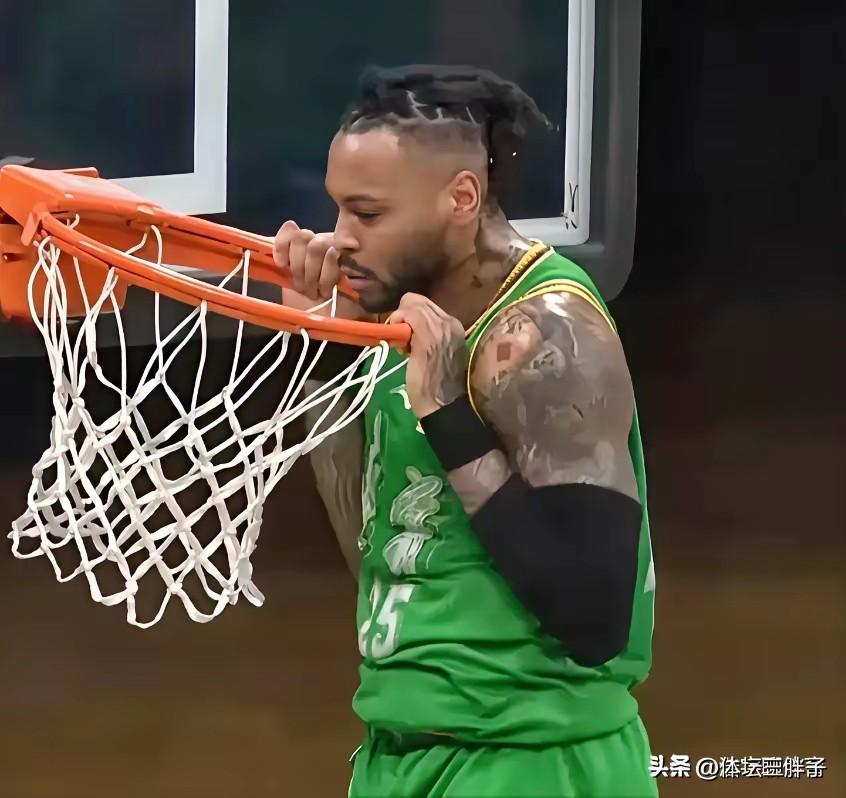 见过扣篮的，也见过各种猛烈高难度扣篮的，但是，第一次见莫兰德这么幽默风趣扣篮的。