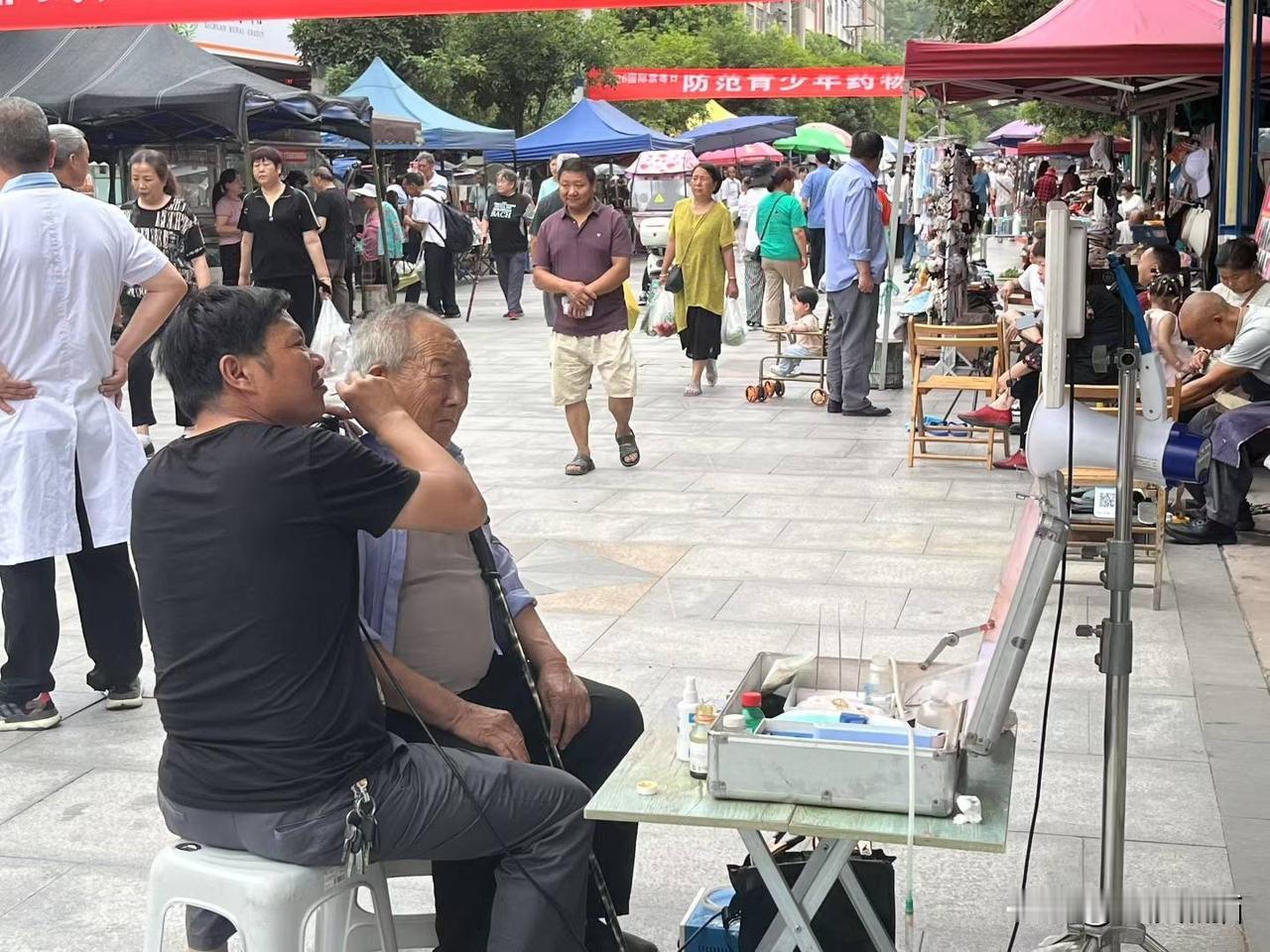 掏耳朵
广元市佳源广场
图文：如果