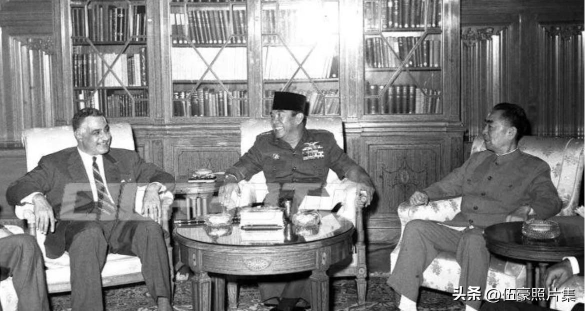 【周总理历史上的今天——6月27日】
1965年6月27日，在开罗库巴宫和纳赛尔