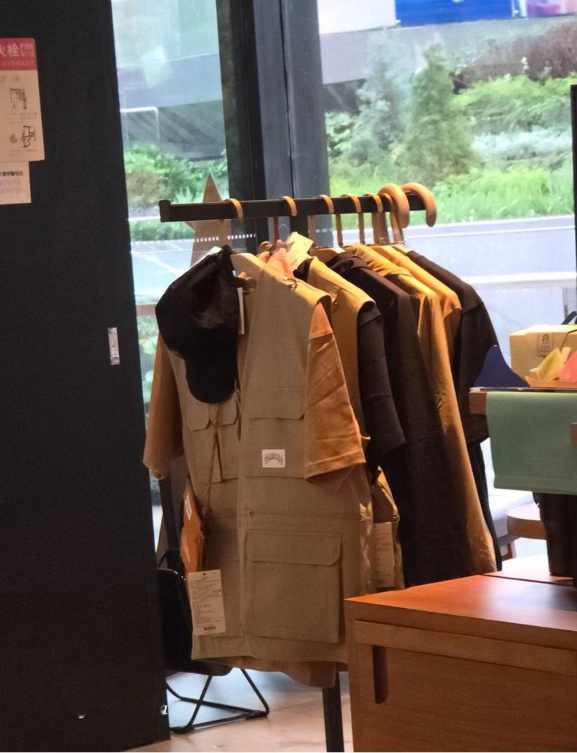 星巴克开始卖衣服了外套459元工装背心399元T恤279元这个价格合理吗？星巴克