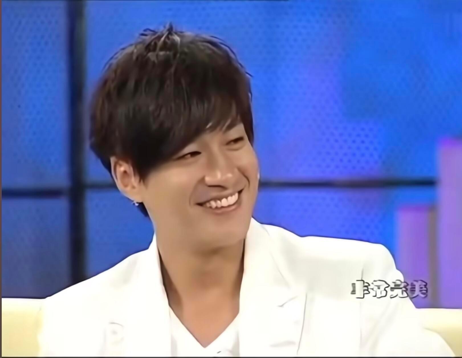 突然发现名场面角落里一言不发的何润东 