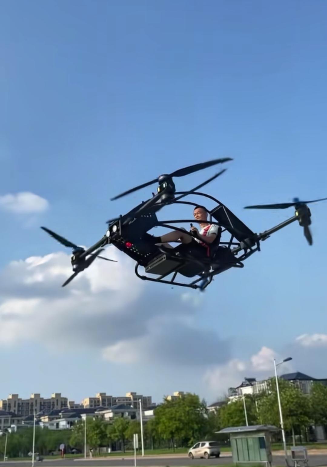 将来有可能是无人机的天下，它们能解决城市交通拥堵困局。现在大家天天抱怨车多，到处