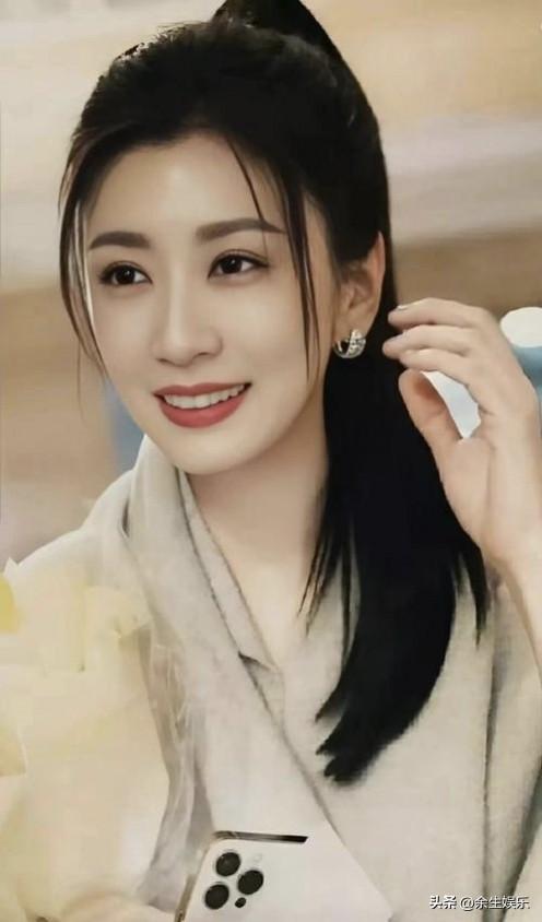 贾静雯的颜值真是美得令人挪不开眼