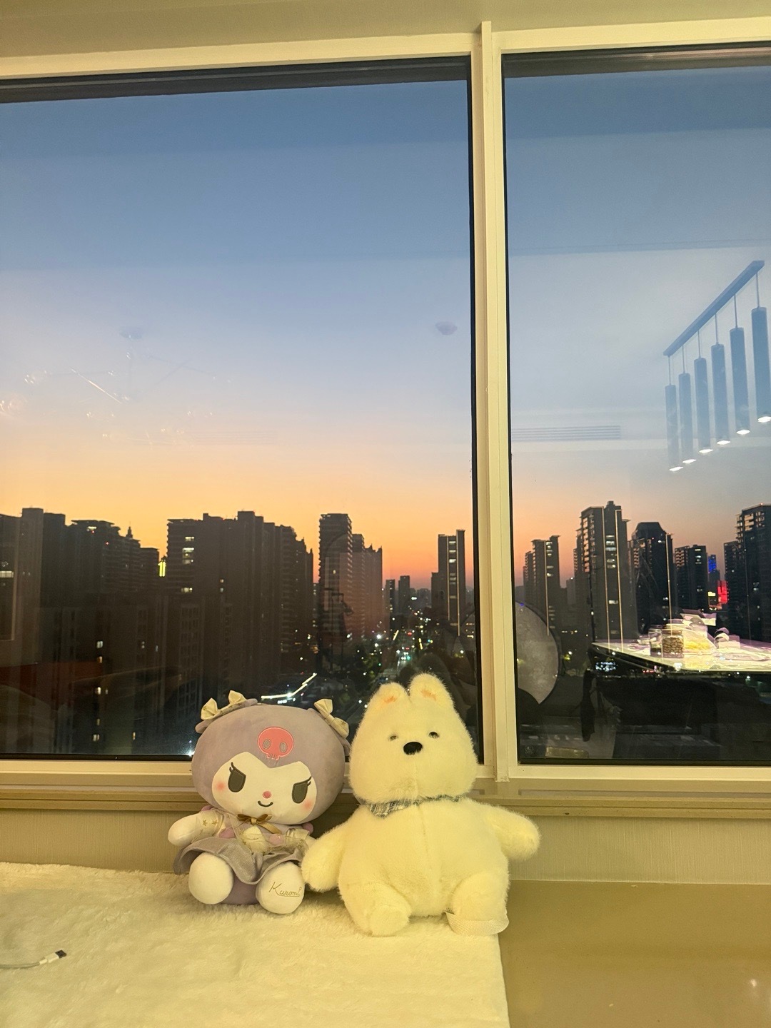 杭州的晚霞真的很漂亮呀，最近每天自己在家健身，瘦了五斤啦，每天6000个呼啦圈，