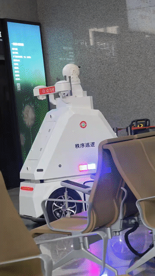 现在的火车站可真先进。
竟然都有了巡逻机器人了？
更准确的说应该是一种无人自动巡