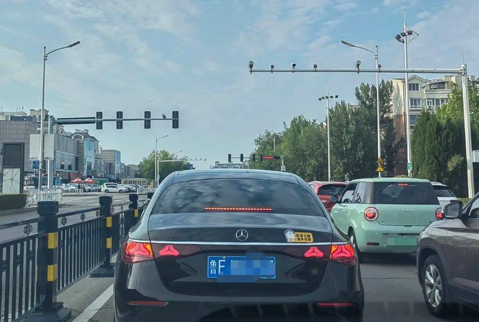 为什么我觉得这一款的奔驰尾灯好丑，一点不大气，还是上一款的经典。 ​​​