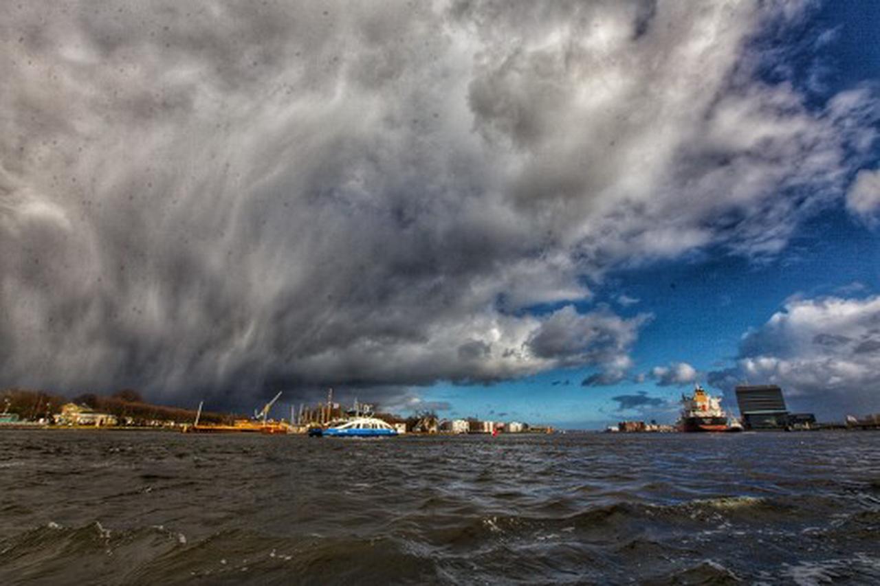 2025年，意大利可真是遭老罪了。强风暴侵袭多地，海浪高达约十米，那场面，简直是