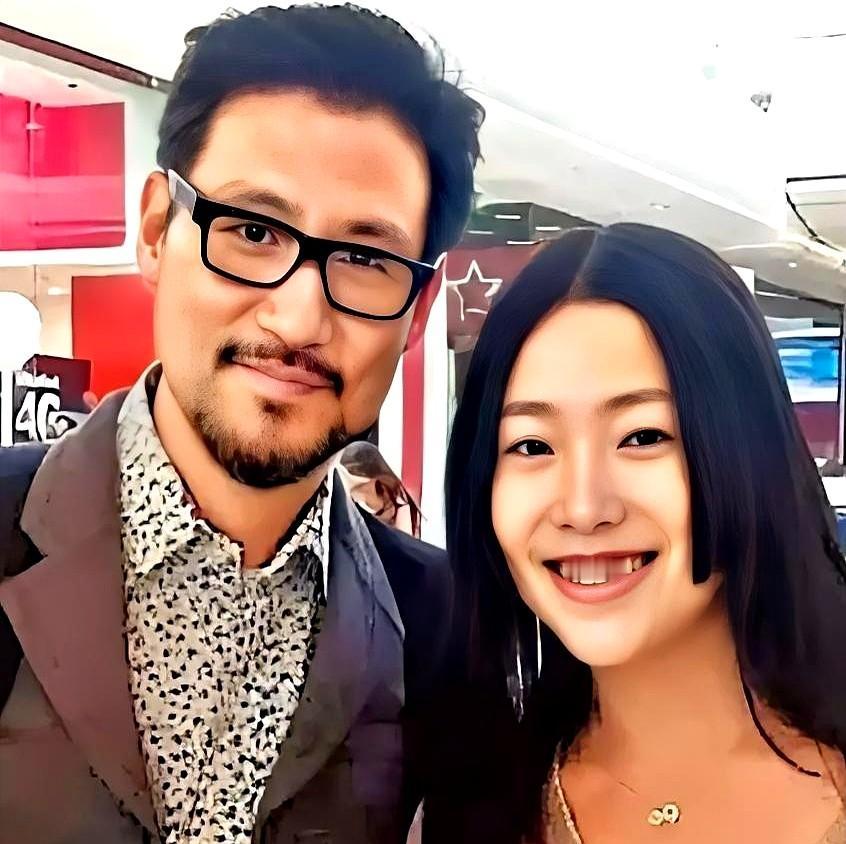 张学友藏了十几年的大女儿发了几张自拍，几句碎语就让全网跟着“心疼”。

网友说小