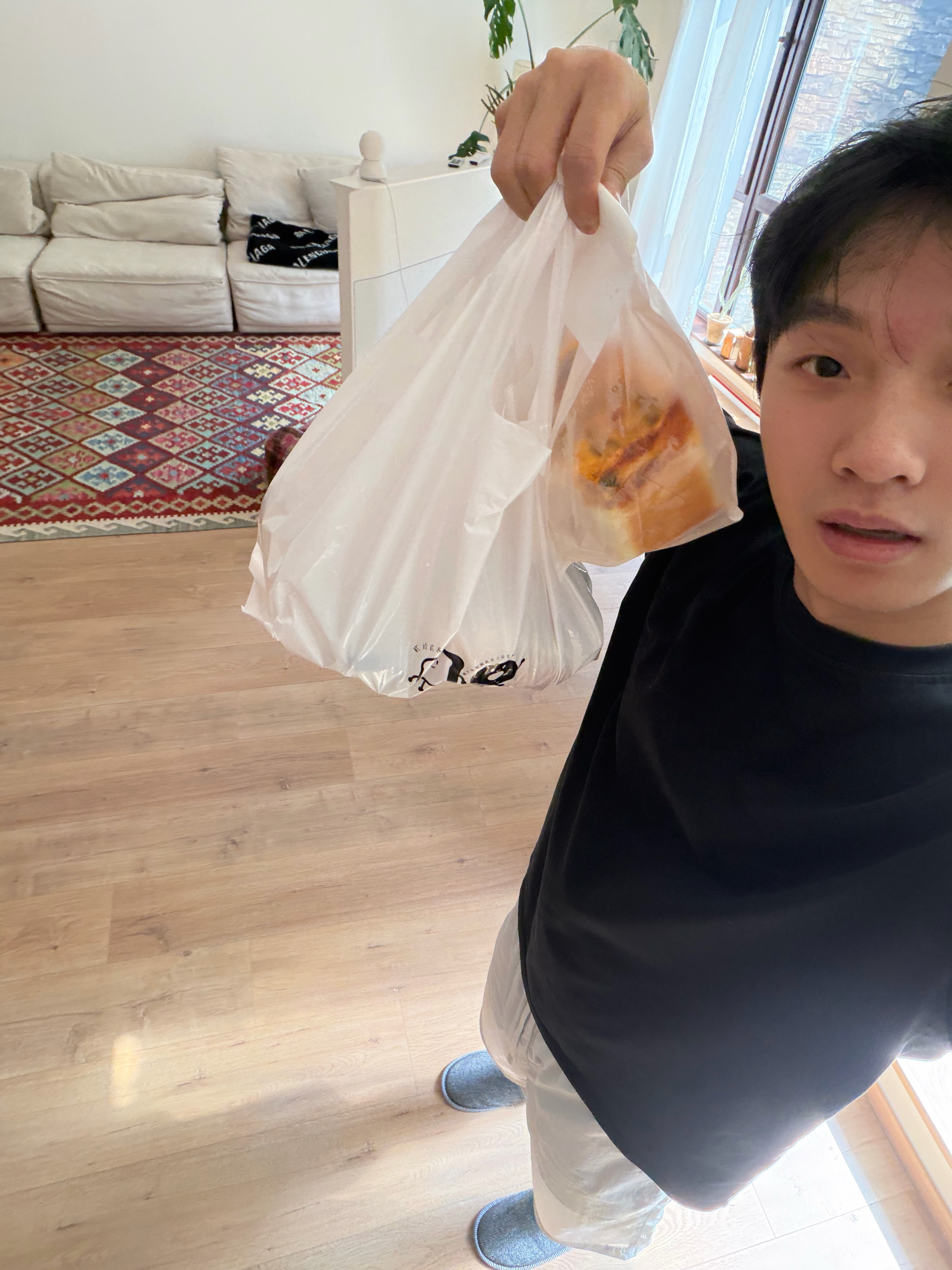 要命 昨天刚和朋友说液断分开给我发了一公斤面包过来[微笑][微笑]这看着也太好吃