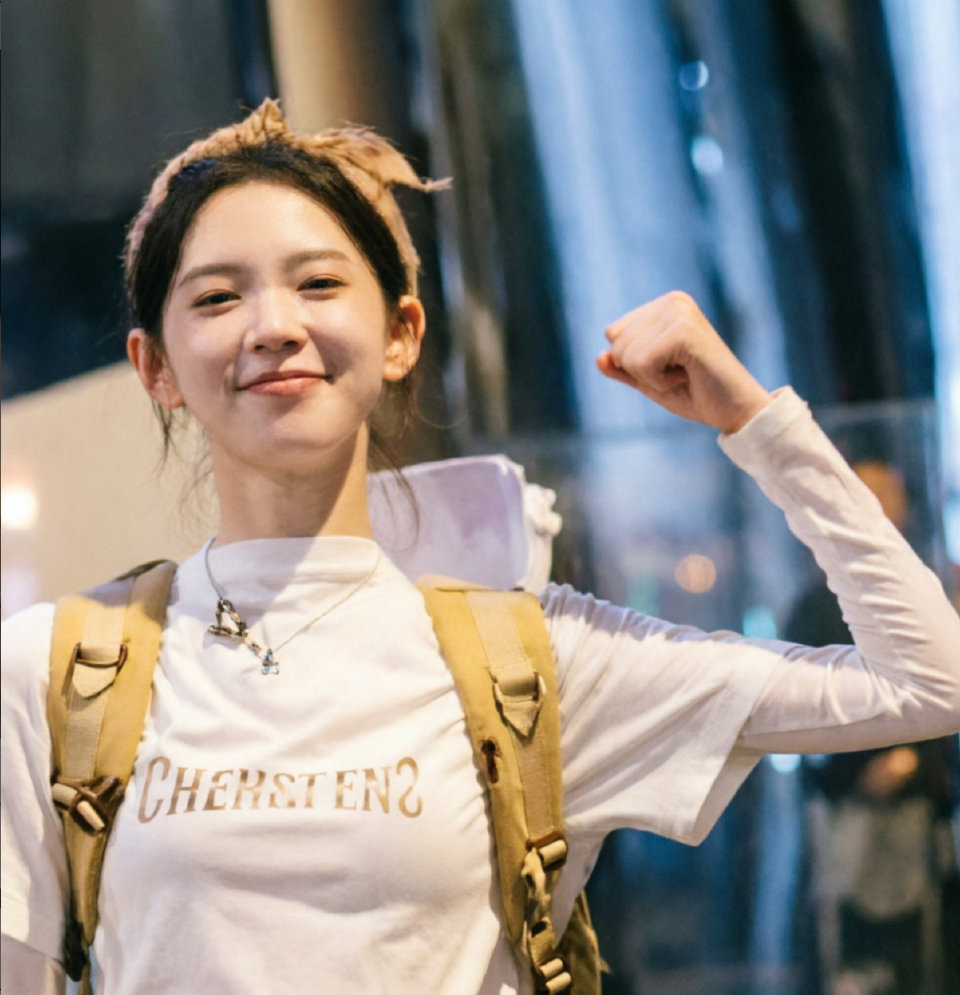 陈瑶是真来乘风上学了陈瑶像小孩汇报住宿生活 笑不活了！陈瑶活脱脱刚住校模样，跟经