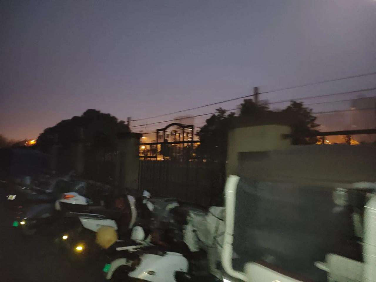  #合肥身边事# 七绝  立志添砖杜叶扬  新韵
熬夜街灯泛暗光，环工起早扫圾忙