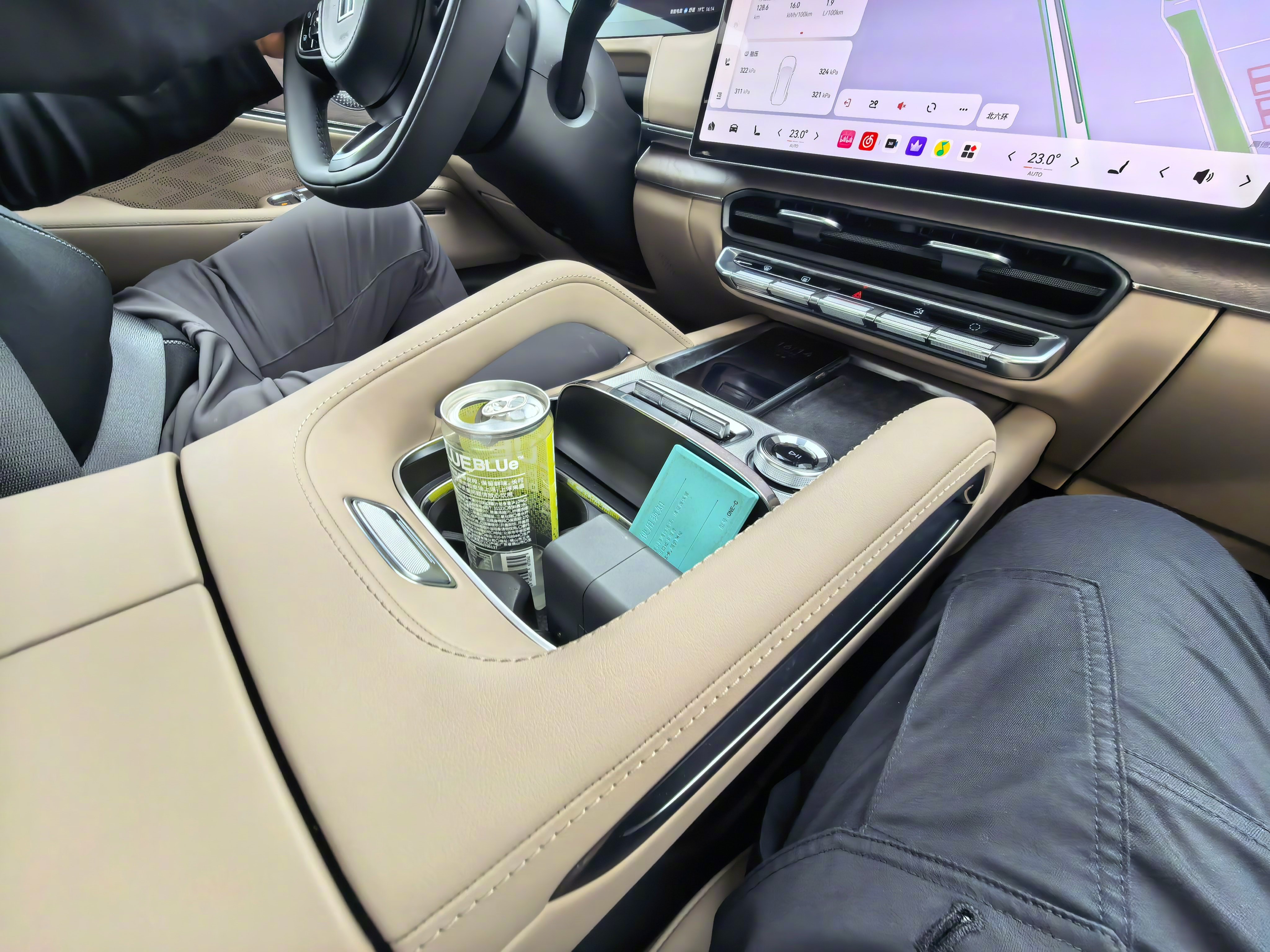 昨天开了极氪8X顶配Ultra Plus，这个车的确开的爽，合并1000马力，外