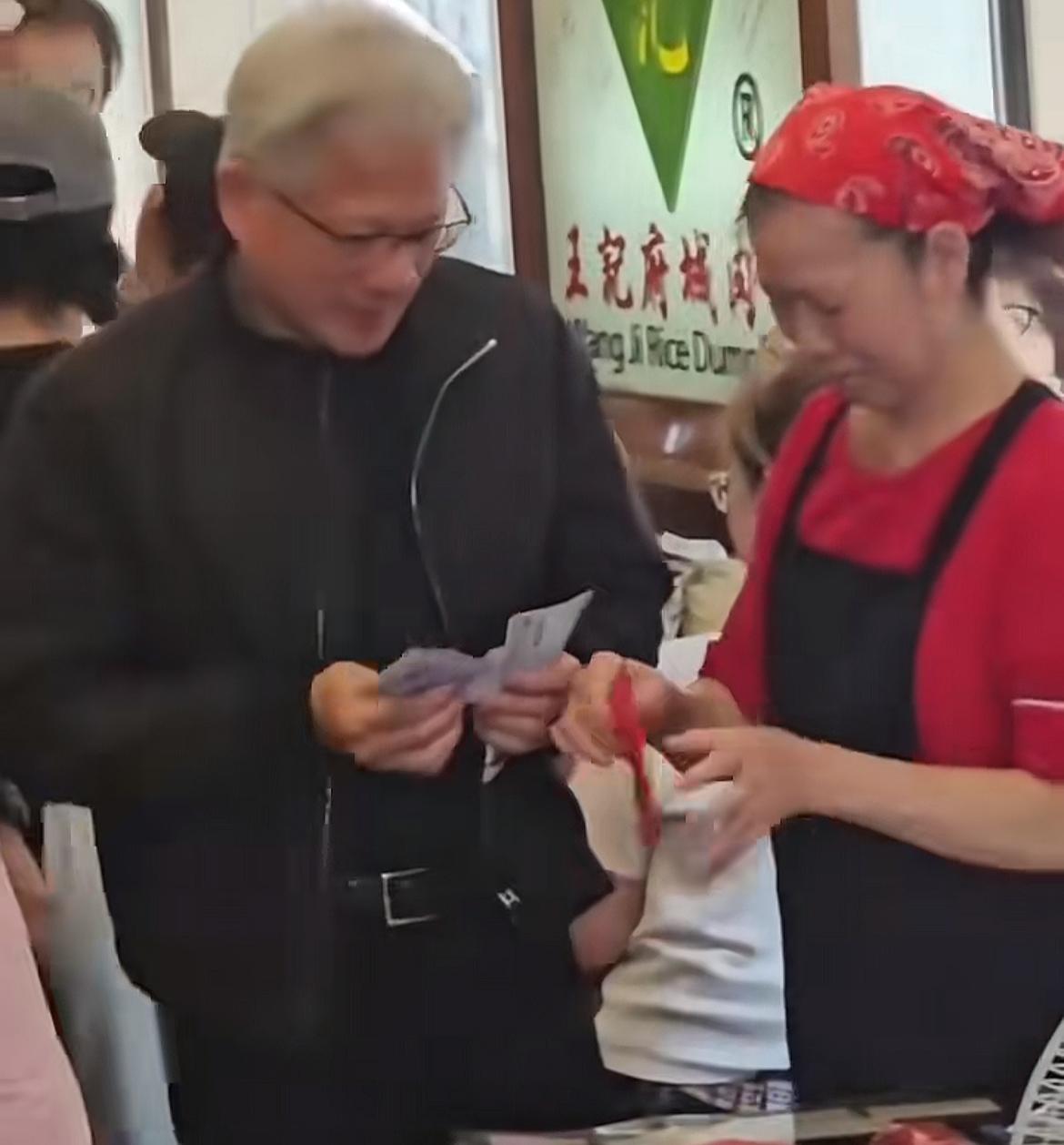 黄仁勋在台湾省又开始发钱了。这次居然发了好几千台币， 算下来比在北京发的要多一些