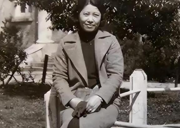 1951年的泸州刑场上，一个挺着七个月大肚子的女人被五花大绑押到了行刑台前，枪口