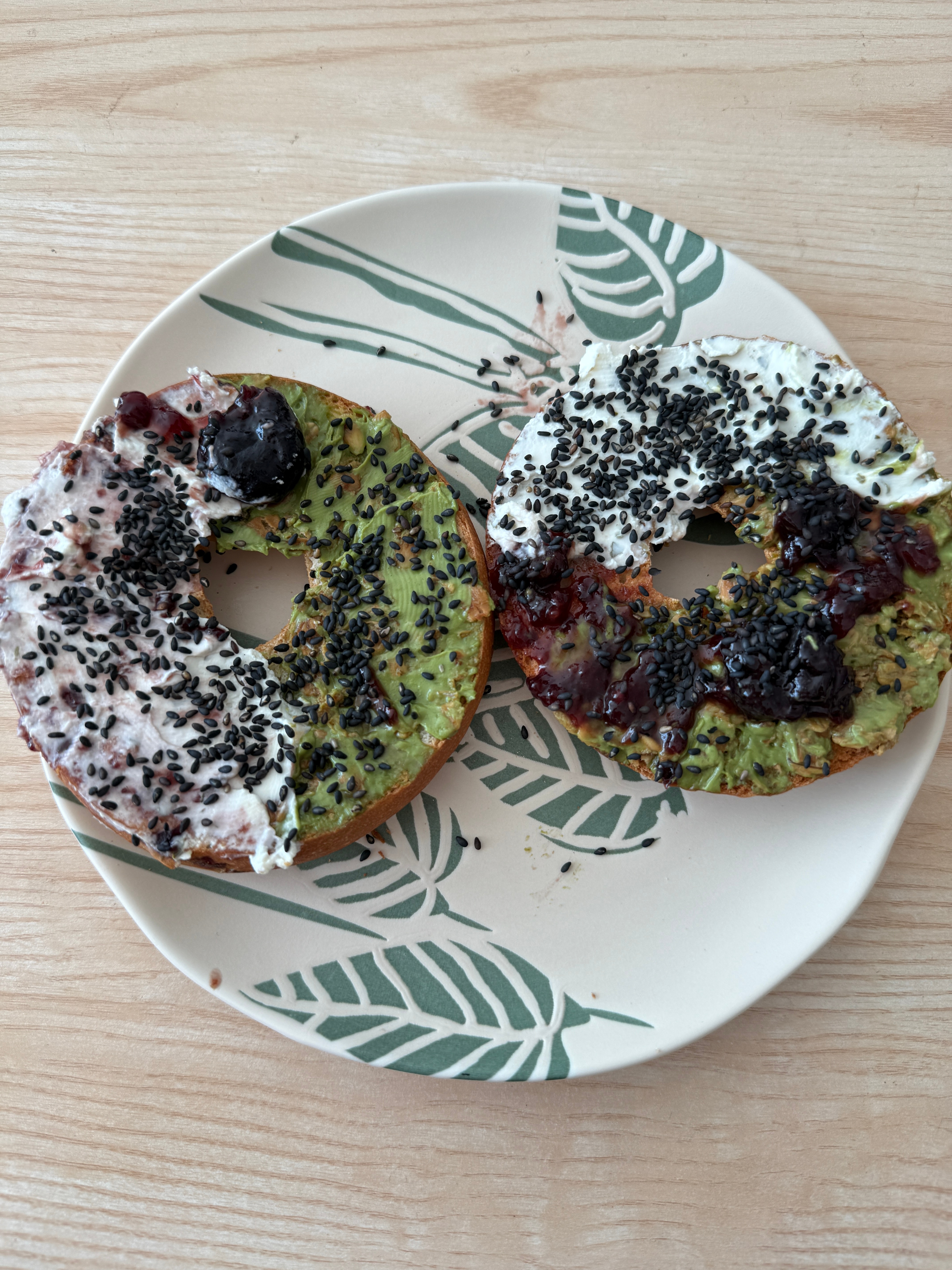 多吃优质碳水能抗衰老我的早餐！是不是还挺健康的[春游家族]图一不是甜甜圈！是贝果