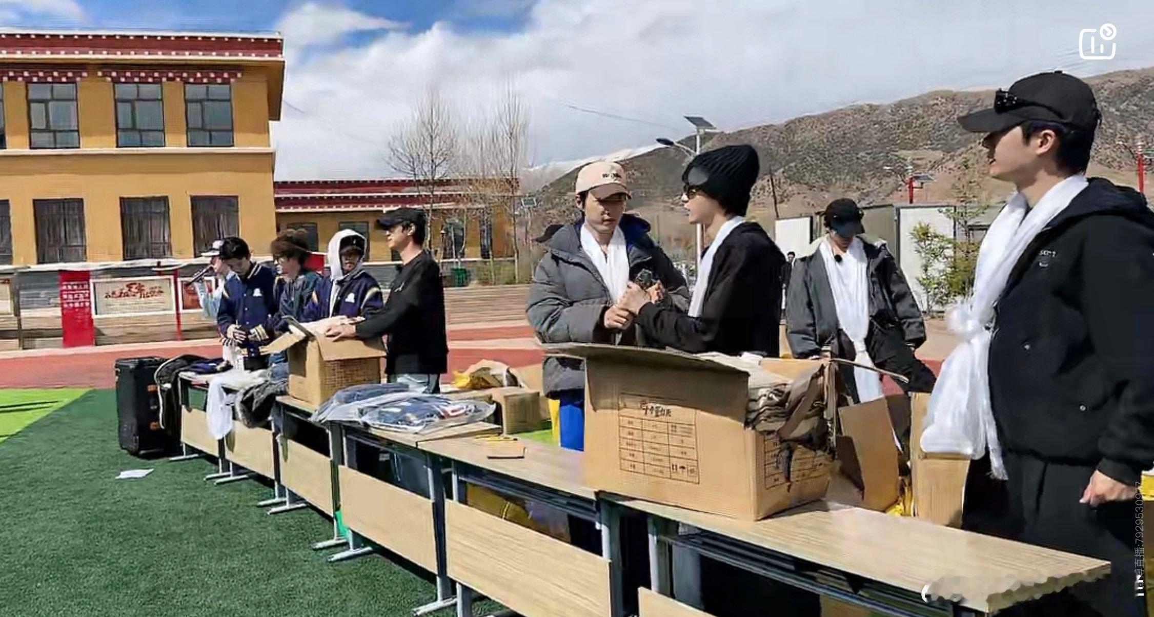 十个勤天送校服 真的很喜欢十个勤天这种接地气的做事方式，重回囊谦送校服，每一处细