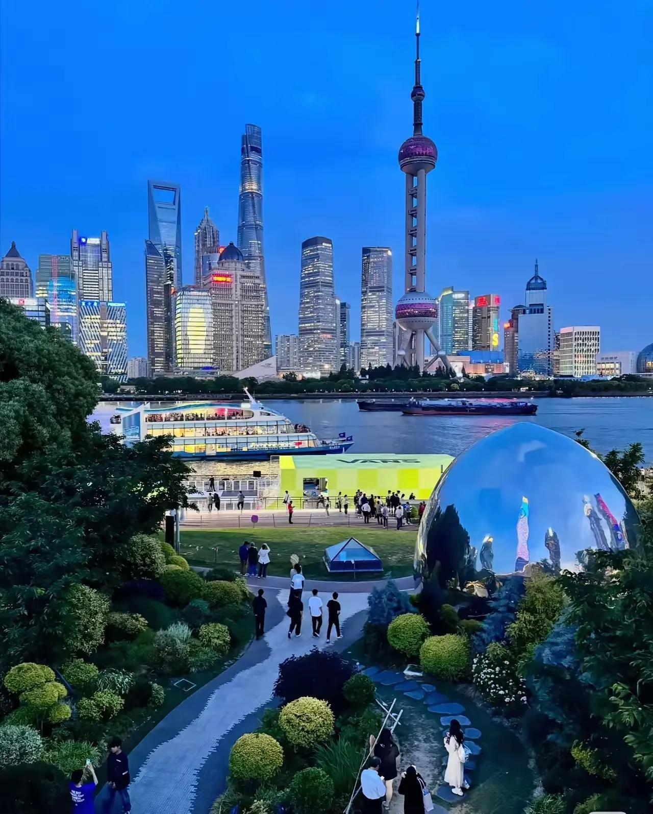 节约点的话应该是够的，

不过我不是个节俭的人，

所以问我工资够开销吗？

那