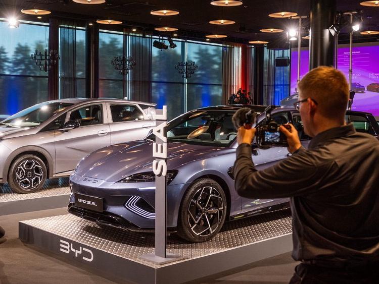 比亚迪2月海外销量首超国内！外网：比亚迪成了豪车新贵
真的太提气了！比亚迪又一次