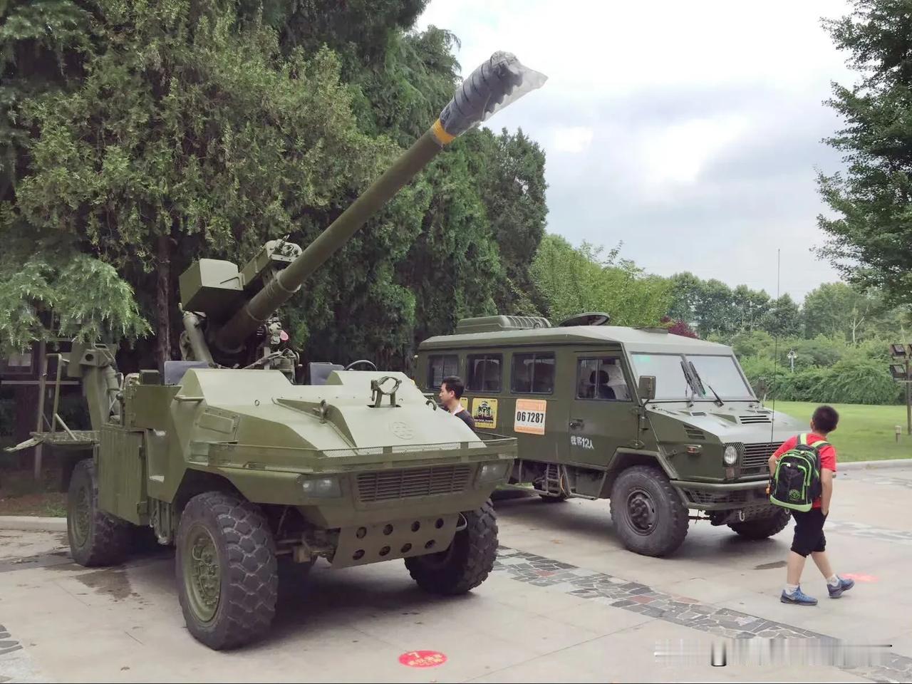 [呲牙] 这款以“武汉枭龙”轻型4×4越野车为底盘的122毫米口径空降自行火炮属