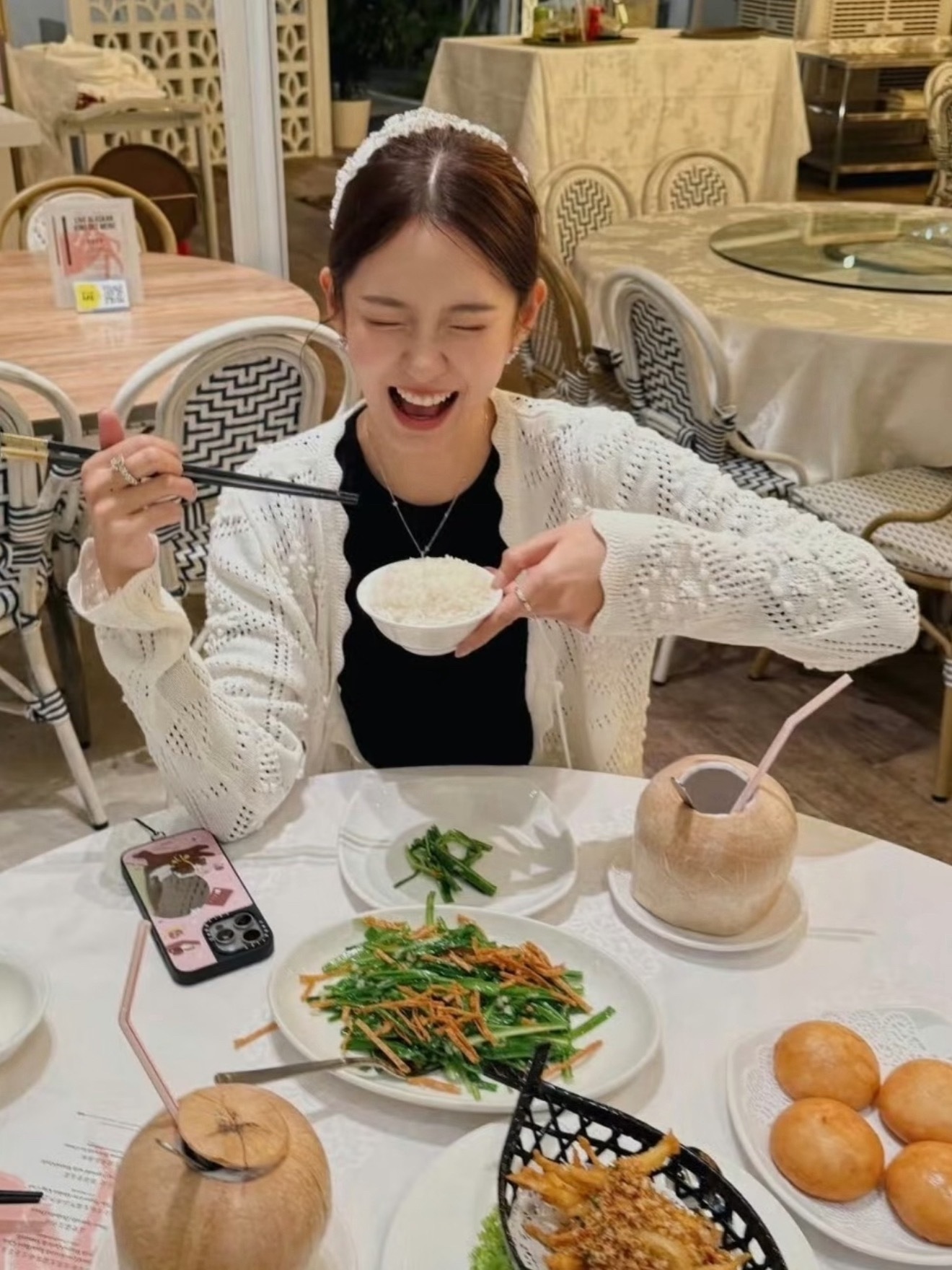 张子萱真的看不出40多岁的状态陈赫张子萱手牵手