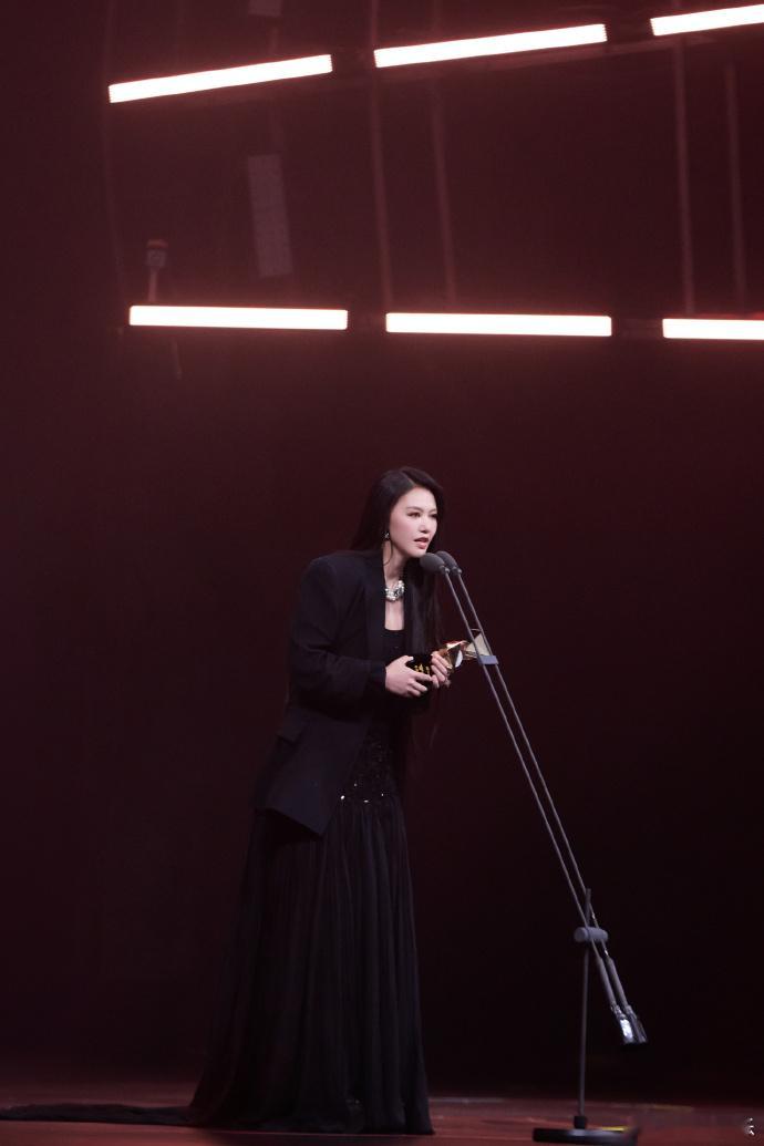 春晚导演获奖感言提到谭维维春晚导演！获奖感言！谭维维你怎么这么厉害[兔子] ​​