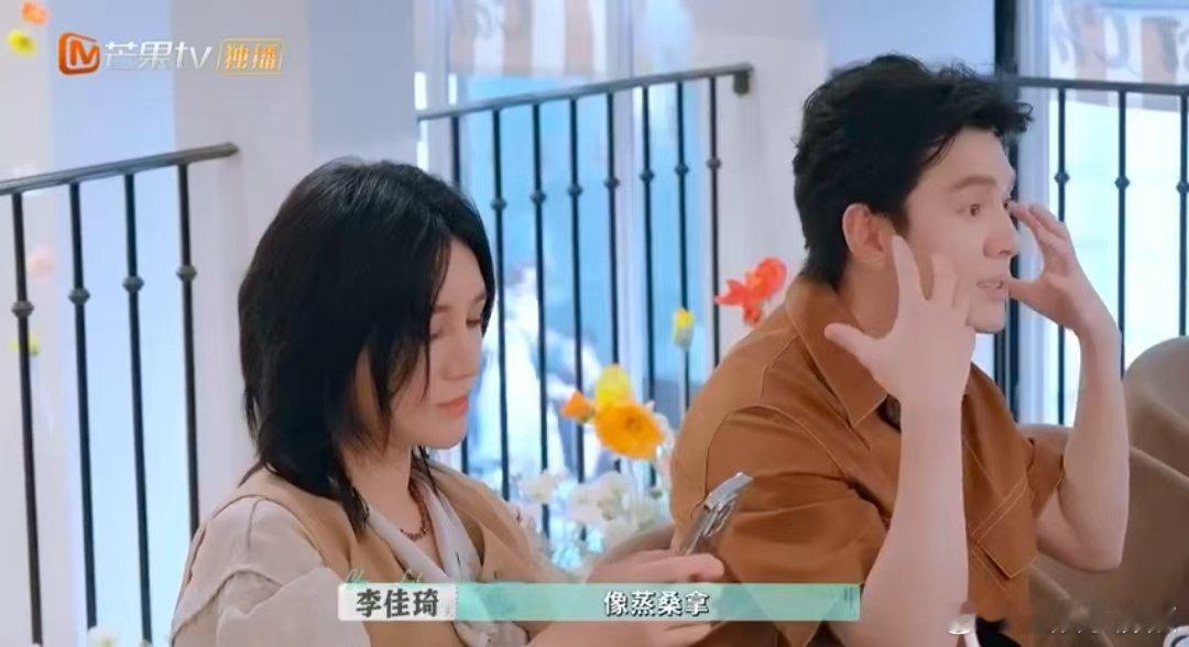 李佳琦说坐在宿舍像蒸桑拿 本来还想邀唐毅、文俊辉回宿舍吃饭，一想到没空调像蒸桑拿