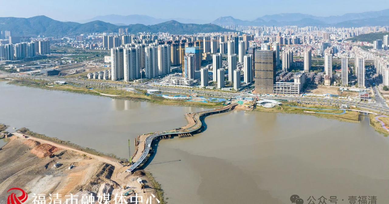 备受市民关注的东部新城人行景观桥——龙江里美桥项目举行跨江桥梁吊装合龙仪式。随着