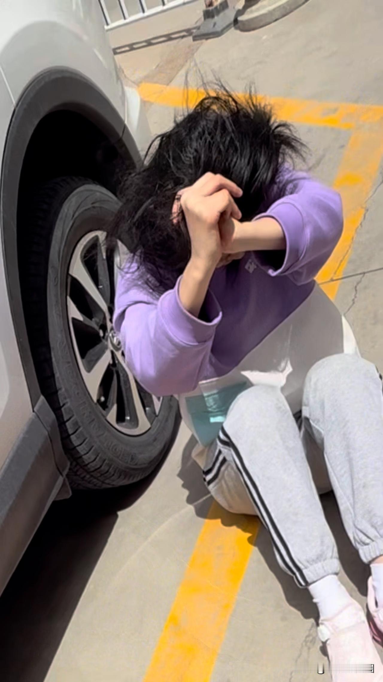 昨天菲儿情绪大爆发，到底揪下来多少头发，到底把脸伤的多严重？场面到底有多可怕？只