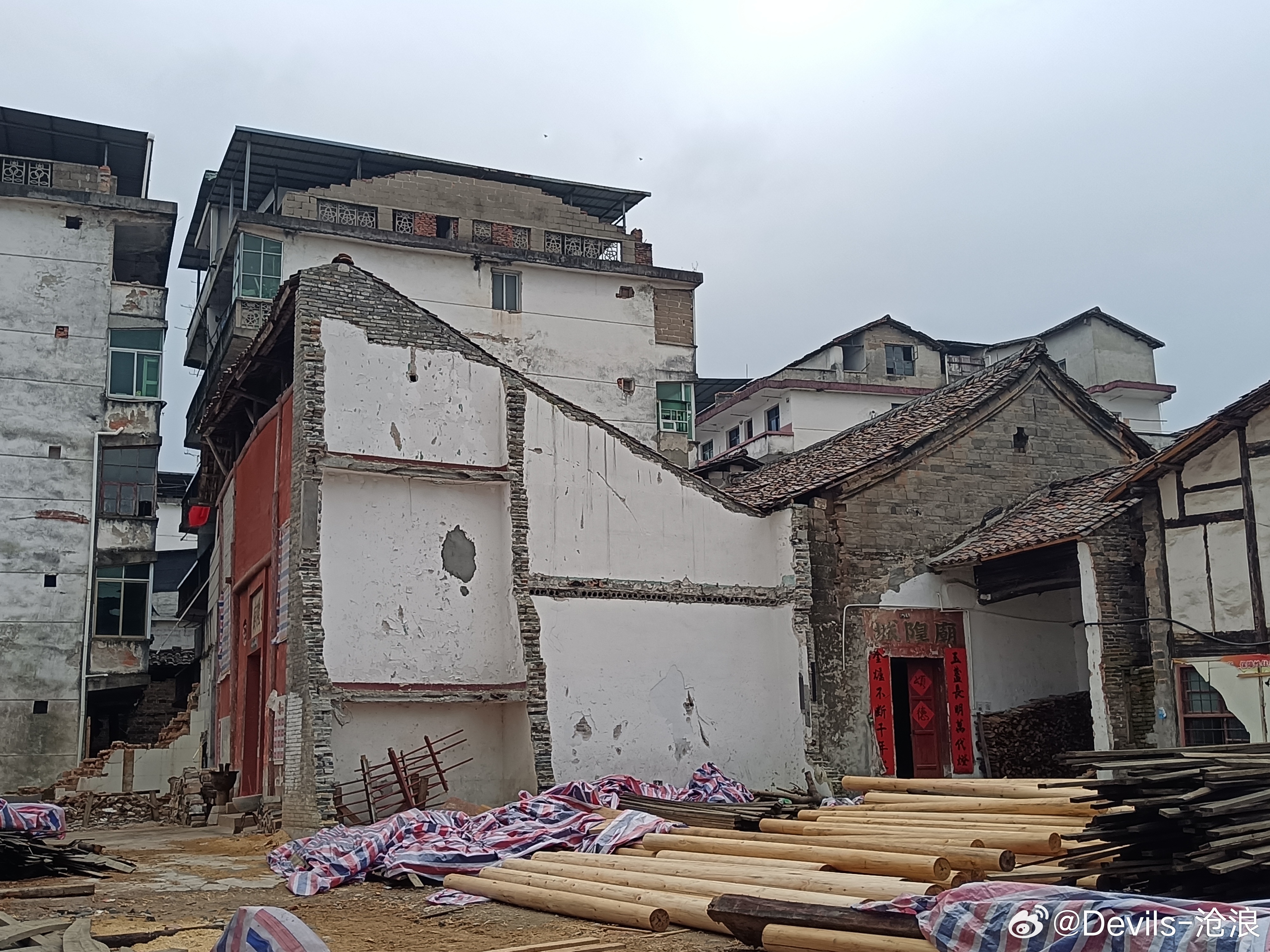 南丰古城，城隍庙大殿，大殿本身和抱厦都完整，抱厦加了搭建做成了半面屋顶效果，目前