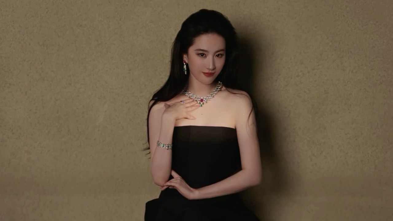 “下一次见面，演员的、非演员的她，又会是一个怎样的她？让我们一起保持好奇，等待惊
