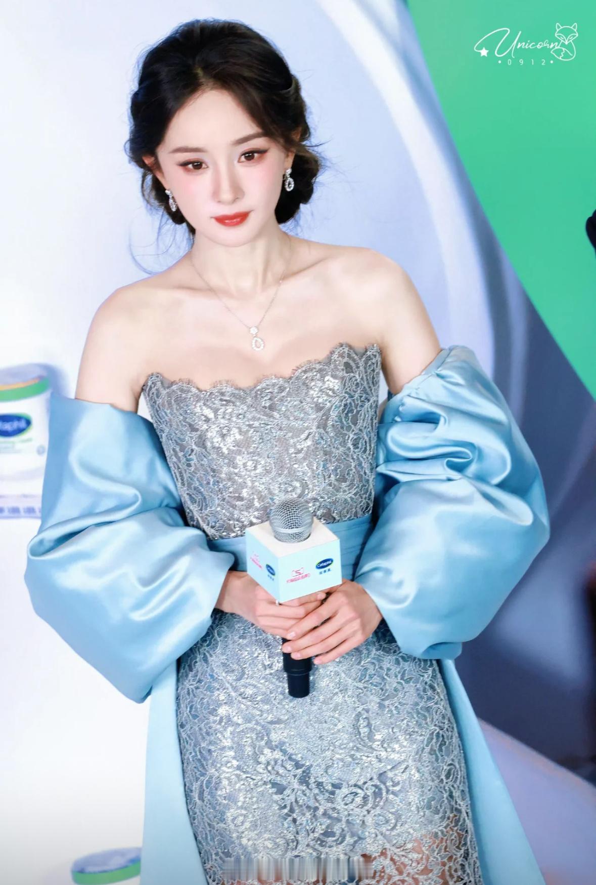 杨幂上海环球港活动生图杨幂蓝裙低盘发造型完全美神级别的 