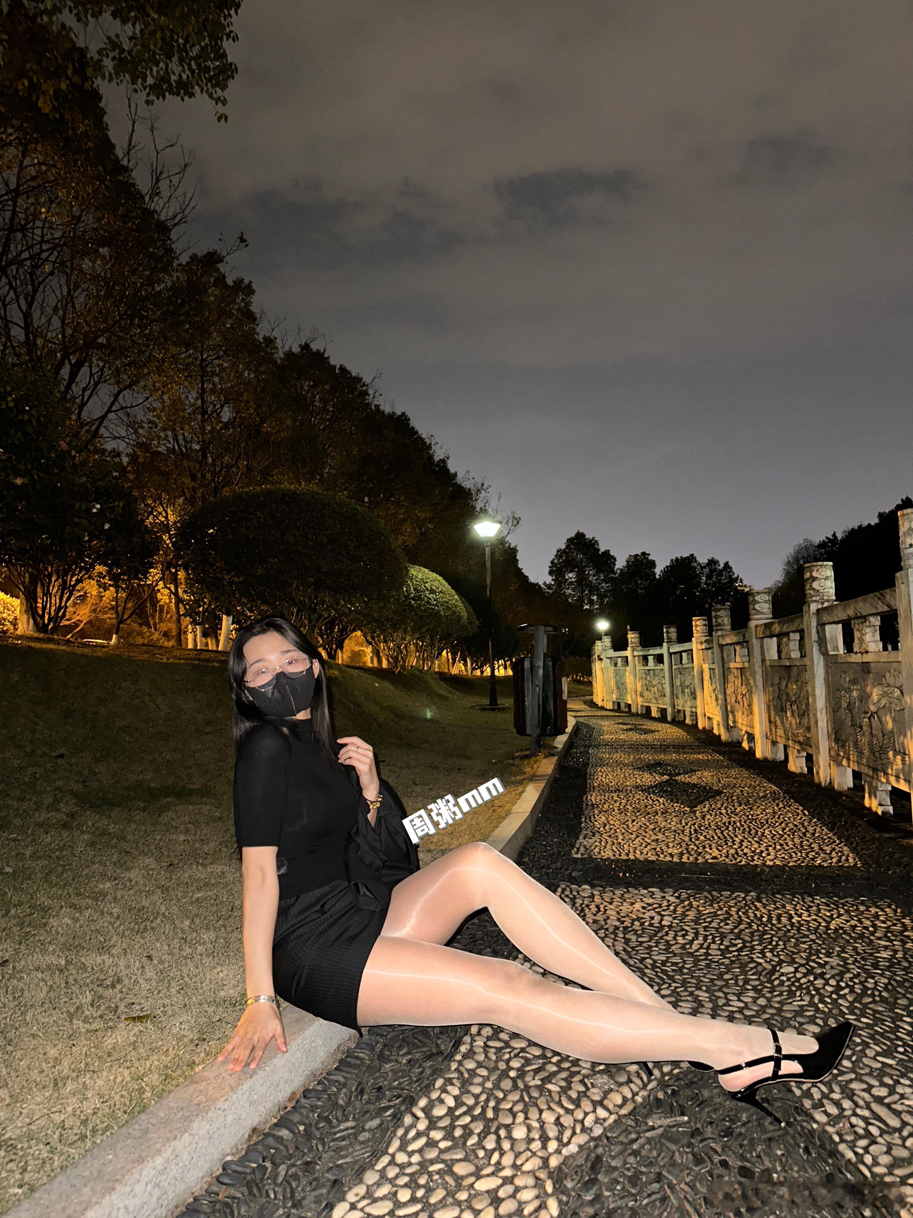 这才晚上七点就这么黑了 