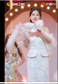 李一桐hi6直拍美神降临你好星期六李一桐[超话]这段直拍里她的笑容太有感染力了，