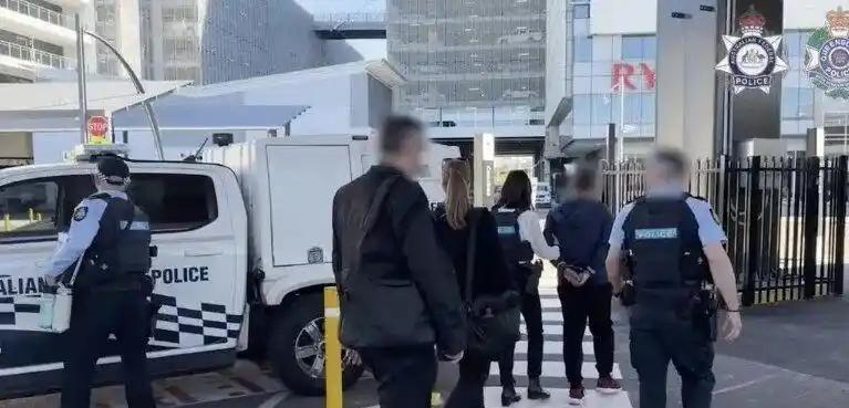 丢人丢到国外！中国新能源高管朱国新，用茶叶罐暗藏2万澳元行贿澳大利亚官员，结果被