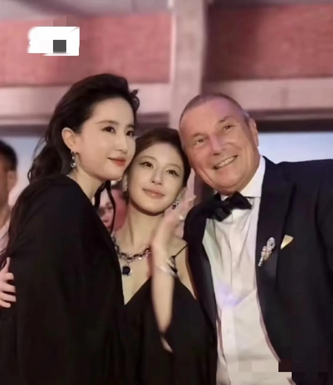 这是女明星和她的漂亮妈妈？好像富豪的一家三口。妈妈长得还蛮像林青霞的。