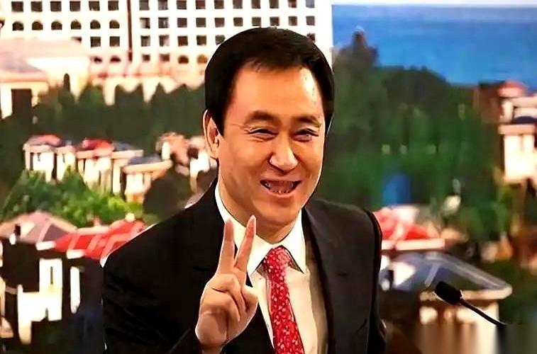 两年，整整两年。
给了他两年时间自救，结果呢？他在忙着离婚，把几百亿分红悄悄转到
