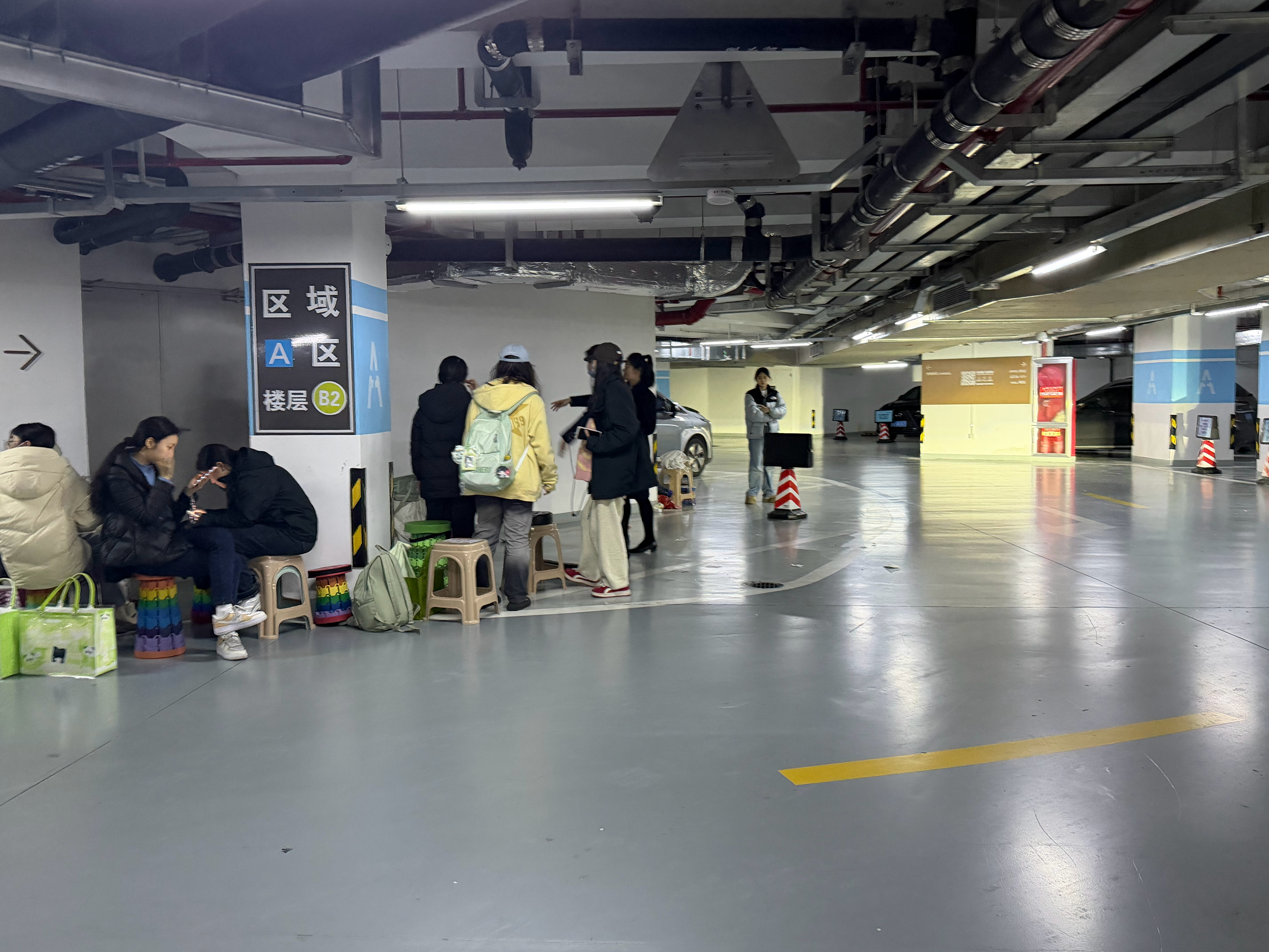 这些女孩至少在停车场这儿蹲守了一下午不知道又是在蹲哪位大明星 关键是这层信号极差