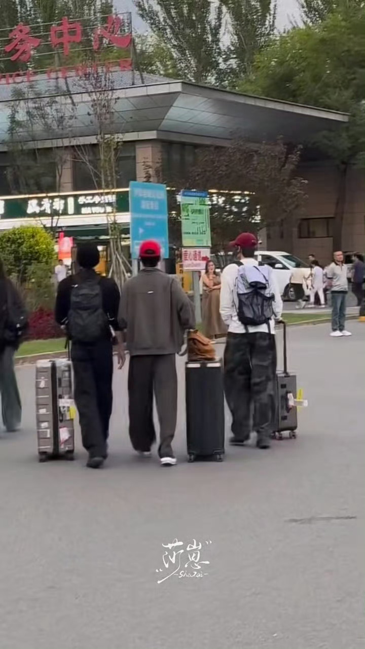 新疆偶遇曾舜晞王祖一梁永棋网友在新疆机场偶遇曾舜晞梁永棋王祖一，三人旅游小组一起