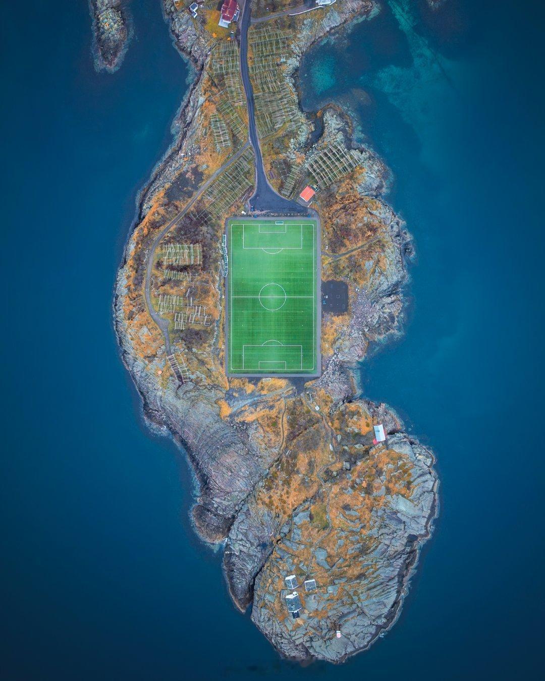 挪威Lofoten群岛 Henningsvær 渔村的航拍照片。据说有人去这里就