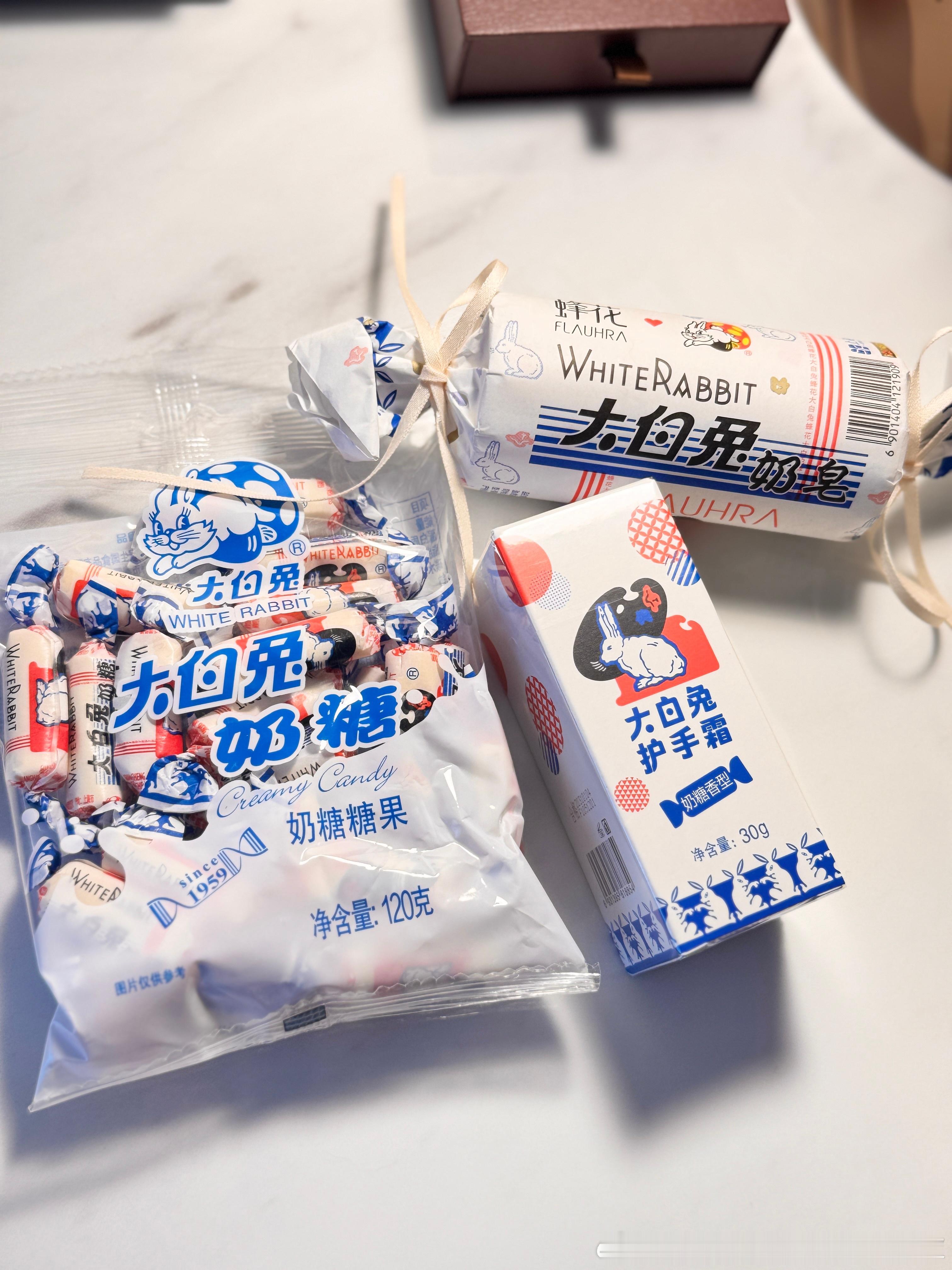 我的妈呀，我这样的馋货，差点不看字，全拆吃了。谁呀，谁呀，谁呀。护手霜是奶糖味的