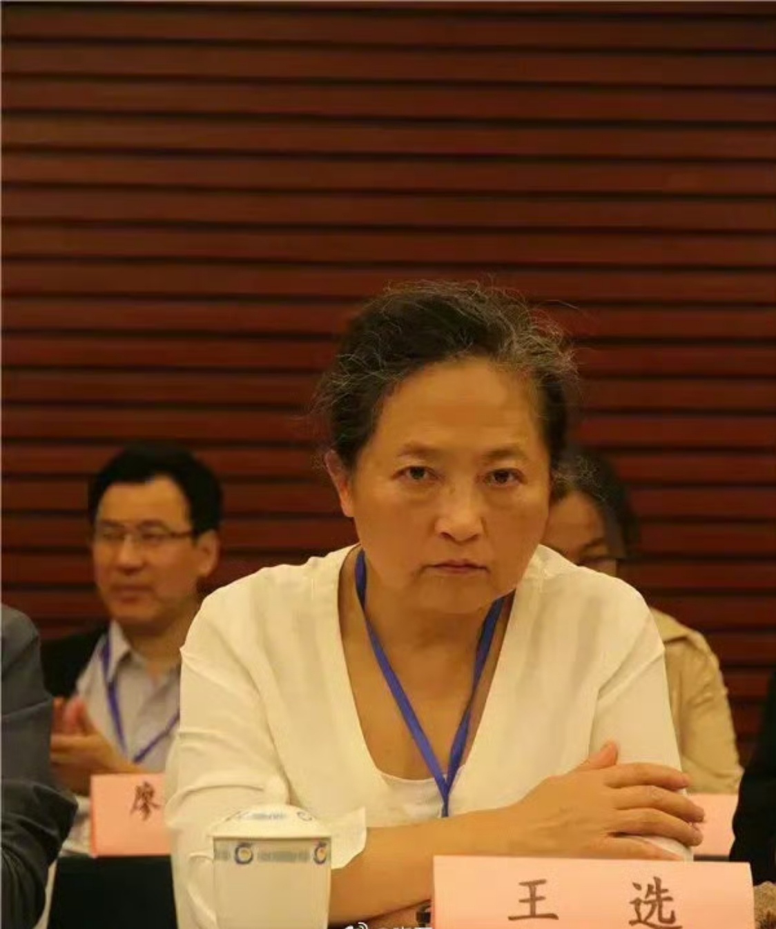 请大家记住这个巾帼英雄！她就是王选女士，正是她的坚毅与执着。放弃出国机会搭上百万