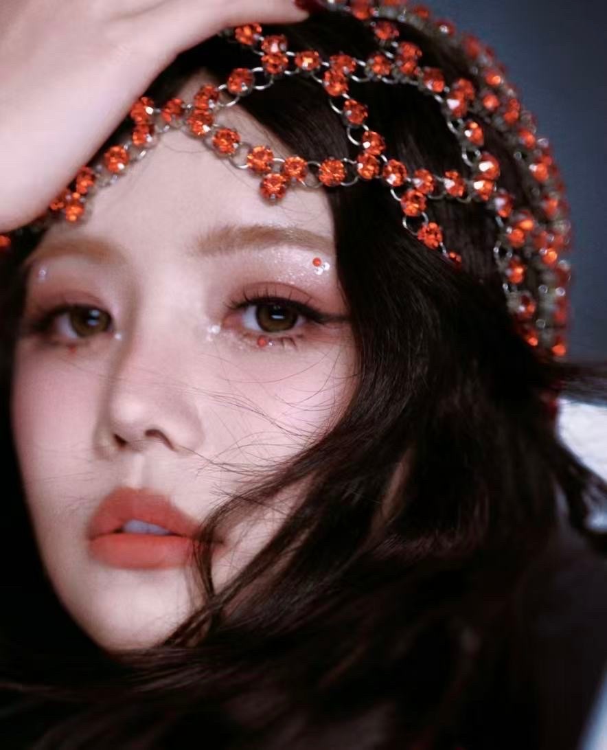 最先看到图一的时候很多人说幻视好几个大美女，事实上几乎是1:1还原了图二。抛开对